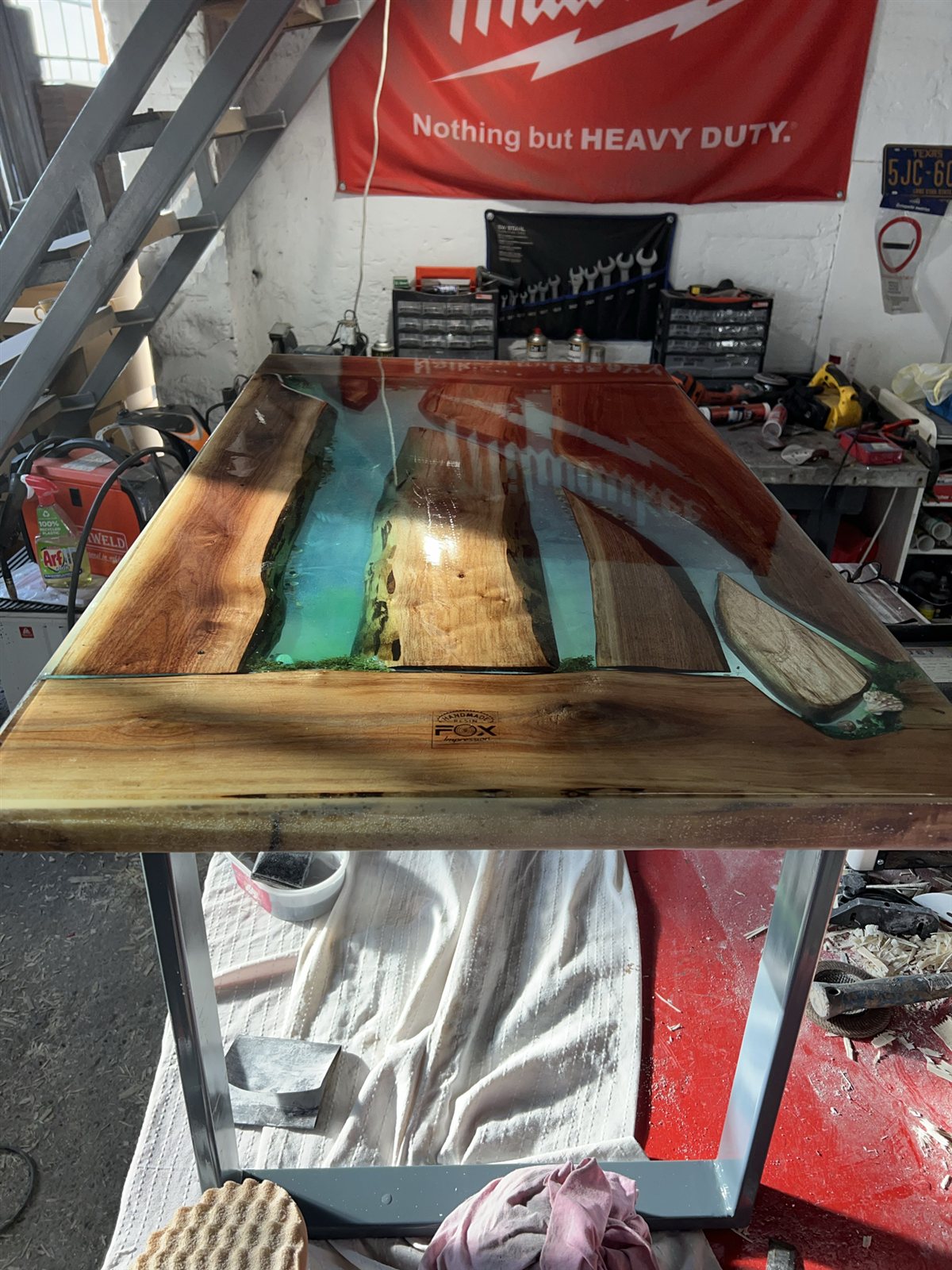 Epoxy (gyanta) folyó-asztal – dió pallók és kék-zöld gyanta
