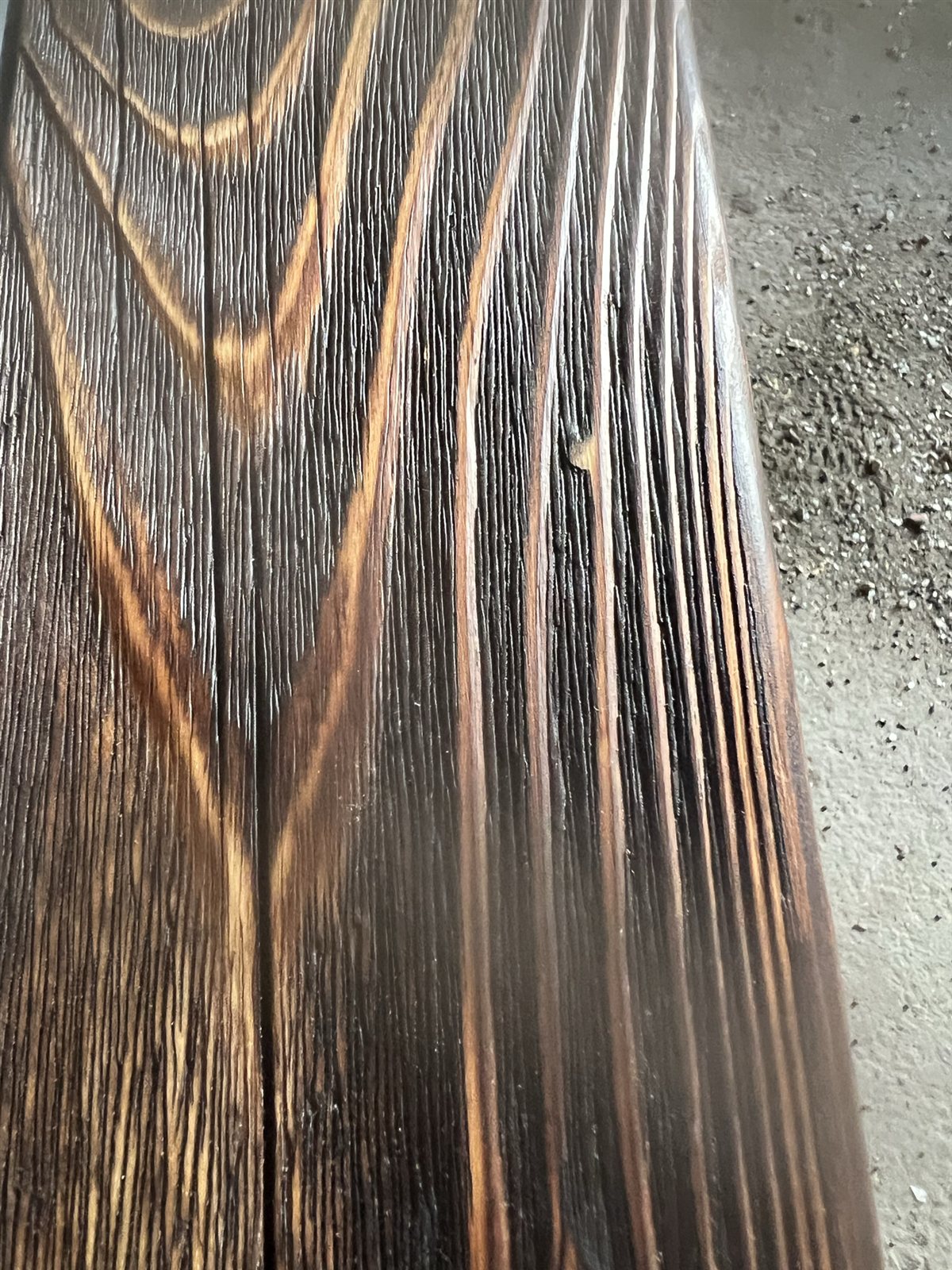 Pörkölt (Shou Sugi Ban) fafelület – az erezet kiemelése
