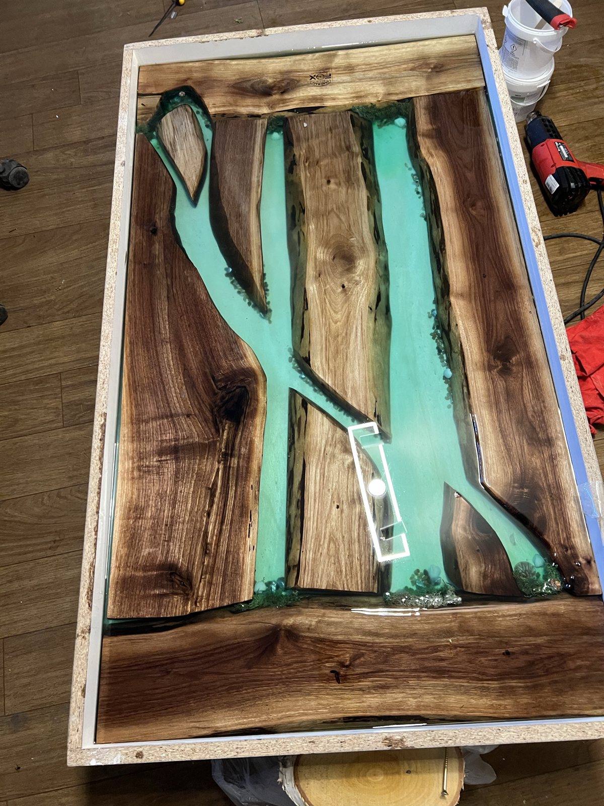 Epoxy (gyanta) folyó-asztal – türkiz gyanta öntés után
